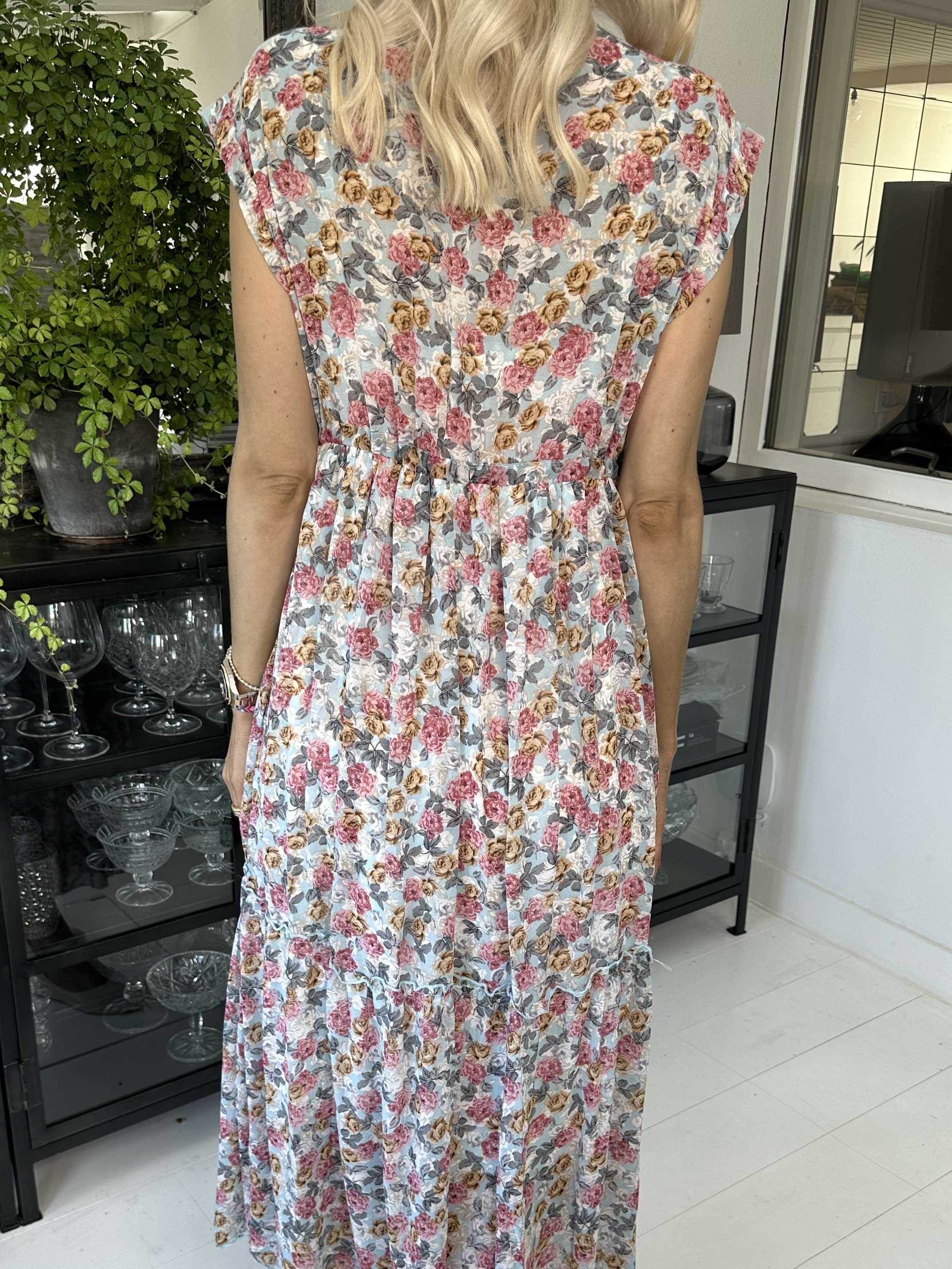 Alberte - Söt sommarklänning i chiffong med blommönster